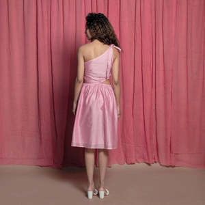 Design Sense Niche Vestido de verano femenino Un hombro Cordón de encaje Corto hasta la rodilla Cintura natural Vestido con tirantes en la cadera - Product Image 2