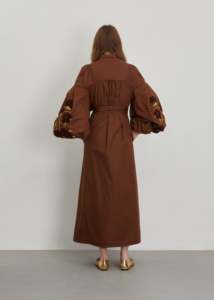 ชุดเดรสคาฟตันผ้าลินินสีน้ำตาลสุดหรูพร้อมชุดเดรสแขนบอลลูนปักสีแดงและสีทองมีเข็มขัดประดับพู่ที่สง่างามสำหรับผู้หญิงชุดเดรสแม็กซี่โบฮีเมียน - Product Image 5