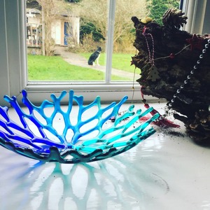 Bol décoratif en résine bleue finition brillante faite à la main pièce maîtresse élégante pour Table à manger salon cuisine ou affichage de cadeaux - Product Image 1