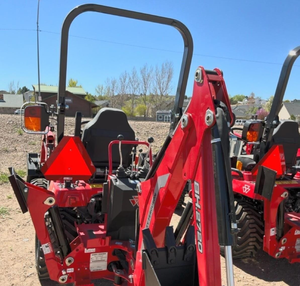 Tractor Compacto Rojo con Tracción en las 4 Ruedas, Tractor Utilitario Agrícola con Cargador Frontal y Retroexcavadora para Trabajos en Campos y Jardines - Product Image 4