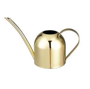 Regadera de Metal Chapada en Oro de Lujo con Asa, Capacidad Personalizable (1-10L), Uso en Balcones y Jardines, Alta Calidad y Atractiva - Product Image 1