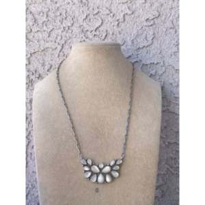 Collier en grappe de nacre et argent sterling de Sharon Francisco - Product Image 1