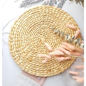 ที่วางน้ำผักตบชวาทอแบบออร์แกนิกและทนทานเป็นมิตรต่อสิ่งแวดล้อมเหมาะสำหรับรับประทานอาหารโต๊ะกาแฟและของตกแต่ง - Product Image 3