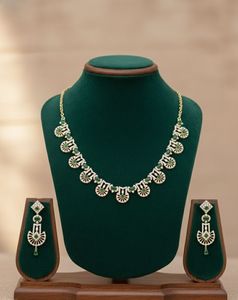 Conjunto de Collar y Aretes de Oro Antiguo Real Hechos a Mano de Alta Calidad con Diseño Floral Intrincado para Uso Étnico de la India - Product Image 1