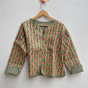 Veste matelassée réversible écologique à motifs floraux en jersey de coton respirant à boutons, dessinée à la main en Inde - Product Image 1