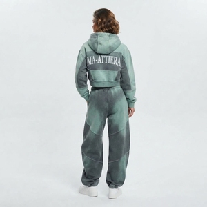 Ensemble survêtement deux pièces pour femme : sweat à capuche court zippé et pantalon de jogging large, avec détails en strass personnalisés, effet délavé - Product Image 2
