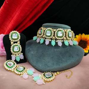 Juego de gargantilla de Kundan y perlas colgantes sin cortar con Maang Tikka Este juego agrega un toque real a cualquier conjunto Ideal para eventos especiales - Product Image 5