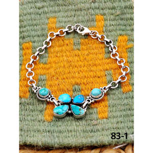 Pulsera Artesanal del Valle Esmeralda del Suroeste con Turquesa Blanca y Patrón Floral de Plata de Ley para Regalo - Product Image 3