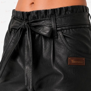 Shorts en cuir PU noir taille haute avec détail nœud à cordon de serrage, coupe classique, style moto, pour femme - Product Image 6