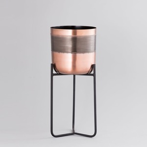 Macetas de metal Eleva tu espacio con diseños de moda Macetas colgantes para balcón Sala de estar - Product Image 1