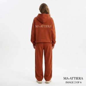 Conjunto de Sudadera con Capucha y Pantalones Jogger para Mujer, Personalizado, Color Marrón Óxido, con Gráficos de Pedrería, de Algodón y Felpa, Estilo Urbano Oversize, Venta al por Mayor OEM - Product Image 2