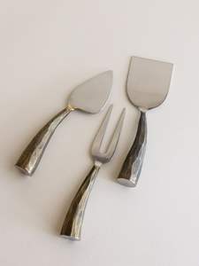 Juego de queso de metal Premium con acabado pulido y asas elegantes diseñadas para interiores decorativos de comedor y servicio. - Product Image 2