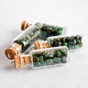 Pendentif artisanal vintage en émeraude naturelle polie, en forme de bouteille en liège, avec perles de vœux miniatures, pierre de guérison, taille ovale/coussin, certifié tiers - Product Image 5