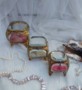 Boîte à bijoux en verre métallique à la mode avec un design élégant en relief, parfaite pour organiser élégamment les bagues, les boucles d'oreilles et les accessoires fins - Product Image 3