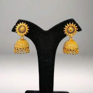 Juego de pendientes hechos en India con diseño tradicional de 22CT chapado en oro estilo Jhumka pendientes joyería para mujer - Product Image 1
