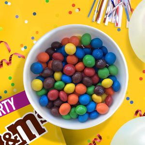M&M's Peanut Bulk Pack Chocolate, chocolat croustillant avec un revêtement de sucre coloré, comme des bonbons, mélange pour fête, 1 x 800 g - Product Image 2