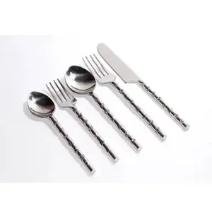 Ensemble de 5 couverts élégants en acier inoxydable argenté avec finition miroir pour fêtes de mariage et repas à la maison fabriqués à la main en Inde - Product Image 1