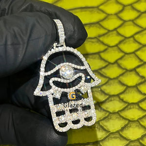 Pendentif Hamsa glacé de style Hip Hop en argent sterling 925 avec diamants ronds de Moissanite taille brillant pour les fêtes - Product Image 1