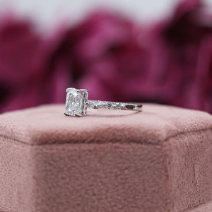 Anillo de compromiso de piedra de racimo de diamante cultivado en laboratorio de corte radiante, anillo de compromiso de plata de ley lujoso para mujer - Product Image 2