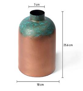 Vase en métal au design antique pour les paramètres de table traditionnels et rustiques et fini peint à la main disponible chez Designer Collection - Product Image 4