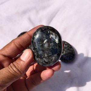 Nouveau Larvikite noir pierre de lune pierre d'inquiétude auto-soin guérison cristal pierre précieuse autre cristal artisanat produit - Product Image 1