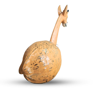 Sculpture de girafe en noix de coco à finition vieillie, décoration animale rustique en bois peinte à la main, ornement décoratif - Product Image 3