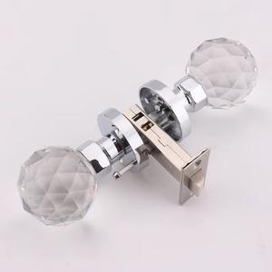 ลูกบิดประตูกระจกตัดเพชรมีสไตล์พร้อมฐานสีทองเหมาะสำหรับประตูไม้ในบ้านและอพาร์ตเมนต์ร่วมสมัยจากอินเดีย - Product Image 5