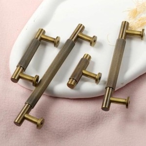 Manija moleteada de latón, tirador y perillas para puerta de armario sólido - Product Image 1