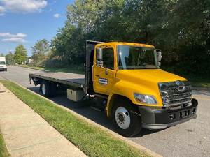Achetez avec nous : Camion plateau Hino L6 2023 d'occasion en excellent état - 240 CV, boîte automatique 6 vitesses, livraison à domicile dans le monde entier - Product Image 2