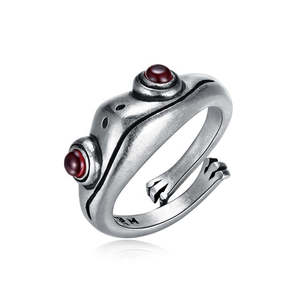Bague grenouille artisanale réglable en argent oxydé, sertie de bezeaux en or rose, avec ailes élégantes et incrustation tendance motif chiffres éternité, cadeau - Product Image 1