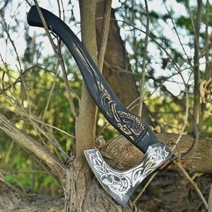 Hacha Vikinga Hecha a Mano con Hoja Grabada Nórdica y Mango de Madera para Uso en Supervivencia - Product Image 2