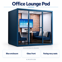 Cabine de réunion de bureau moderne bleue avec façade en verre, sièges bleu marine, coussins gris clair et petite table