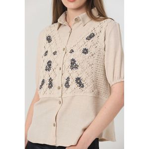 Blusa Elegante de Lino Brocado Color Taupe con Mangas Medias y Delicados Detalles de Encaje para Mujer, Marca Topshow - Venta al por Mayor, Tallas S-XL - Product Image 4