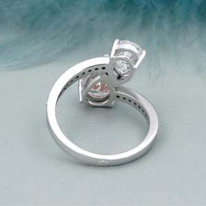Anillo de Compromiso Toi Et Moi Certificado por IGI con Banda de Diamantes en Pavé Rosa y Blanco - Product Image 4