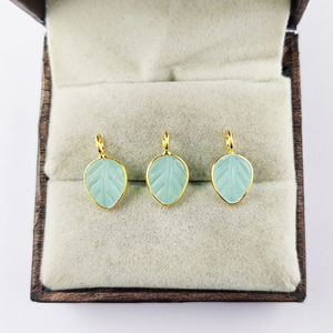 Aqua Calcedonia hoja tallado colgante 10mm Calcedonia 925 plata esterlina chapado en oro colgante hecho a mano para joyería encantos a granel - Product Image 2