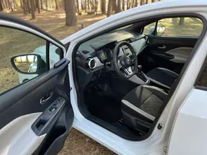 2017 Nissan Maxima Automático Gasolina Hatchback con Asientos Oscuros y Neumáticos R18 - Product Image 4