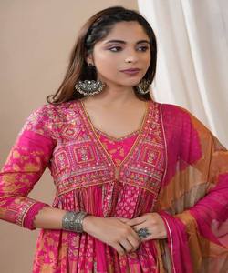 Chic Stylish Fusion Salwar Kameez Vestido moderno de estilo pakistaní en tela tradicional para fiestas - Product Image 4