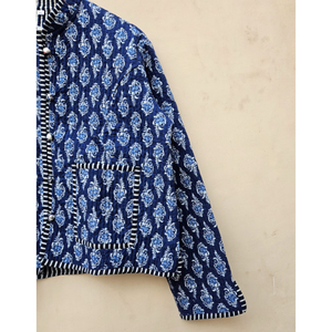 Chaqueta Acolchada Azul Índigo con Estampado Floral, Diseño Artesanal, Exterior e Interior de Algodón, Reversible, Ecológica, para Invierno y Otoño - Product Image 5
