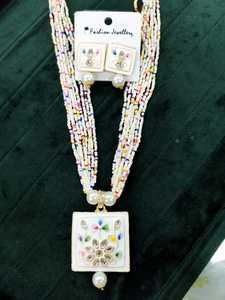 Ensemble de pendentifs longs Modern Fusion pour femmes Design Meena Kundan personnalisé avec bijoux uniques en perles lourdes - Product Image 2