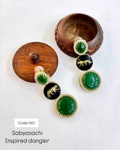 ต่างหู Kundan Jhumka ที่งดงามด้วยไข่มุกและ Meenakari ผสมผสานประเพณีอมตะด้วยความสง่างามร่วมสมัยสำหรับผู้หญิง - Product Image 1