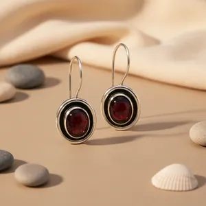 Boucles d'oreilles pendantes ovales en grenat argenté chic pour le quotidien des femmes - Product Image 2