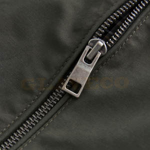 Veste en toile pour homme, MOQ faible, style urbain, avec logo personnalisé sur le devant, imperméable et coupe-vent, tailles personnalisées, prix abordable - Product Image 4