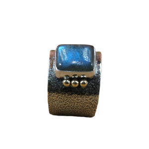 Bague en pierre précieuse labradorite bleue naturelle, argent sterling 925 pur et laiton, bague artisanale au design martelé, bague de promesse pour elle - Product Image 1