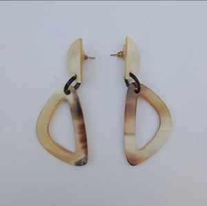 Boucles d'oreilles en corne de buffle naturelles faites à la main Bijoux pendants légers et écologiques pour femmes, accessoire de mode Boho durable - Product Image 1