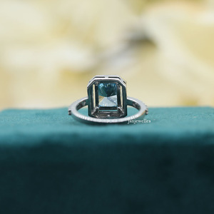 Anillo de compromiso de Halo y pavimento de diamante cultivado en laboratorio de corte radiante azul, lujoso anillo de compromiso de platino 950 para mujer - Product Image 4