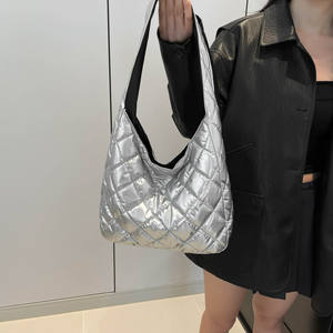 กระเป๋าผ้าพัฟเฟอร์แบบมีซิปกันน้ำพกพาได้สำหรับผู้หญิงกระเป๋าสะพายข้างดีไซน์แบบพองๆลายลูกกวาดแห่งชาติวินเทจ - Product Image 4