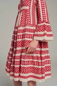 Nouvelle arrivée de femmes portant une belle robe texturée de couleur tissée en V pour les événements en plein air et les sorties décontractées pour la robe d'été - Product Image 3