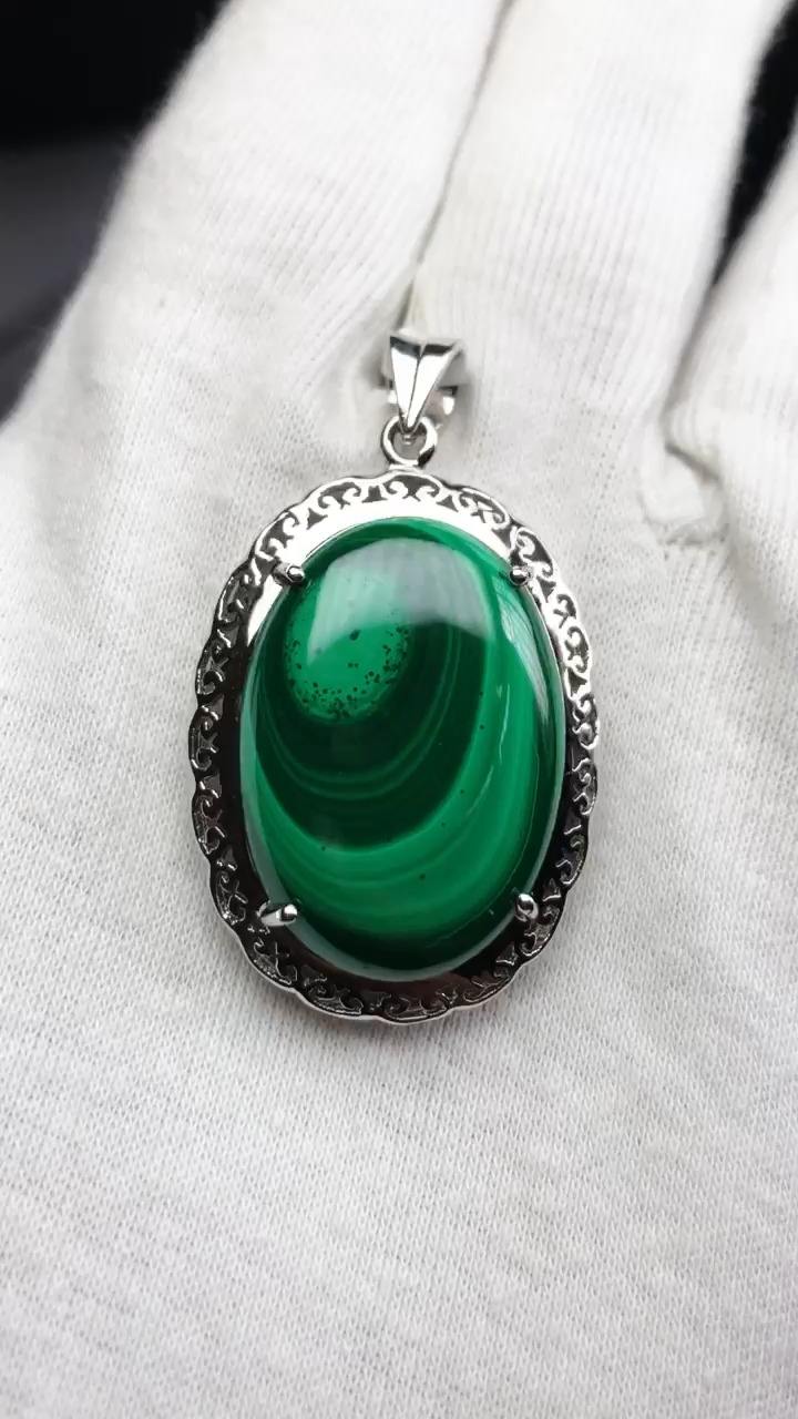 สีเขียวอมฟ้า