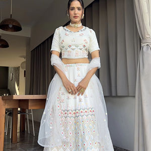 Lehenga งานแต่งงานที่สวยงามด้วยการปักด้ายหลากสีงาน dori และเลื่อมหนัก - Product Image 1