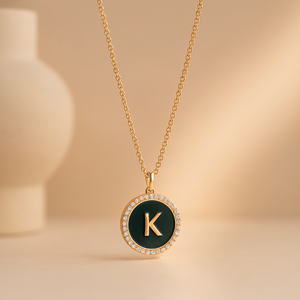 Collier avec pendentif en émail en forme de pièce de monnaie avec initiale - Product Image 4
